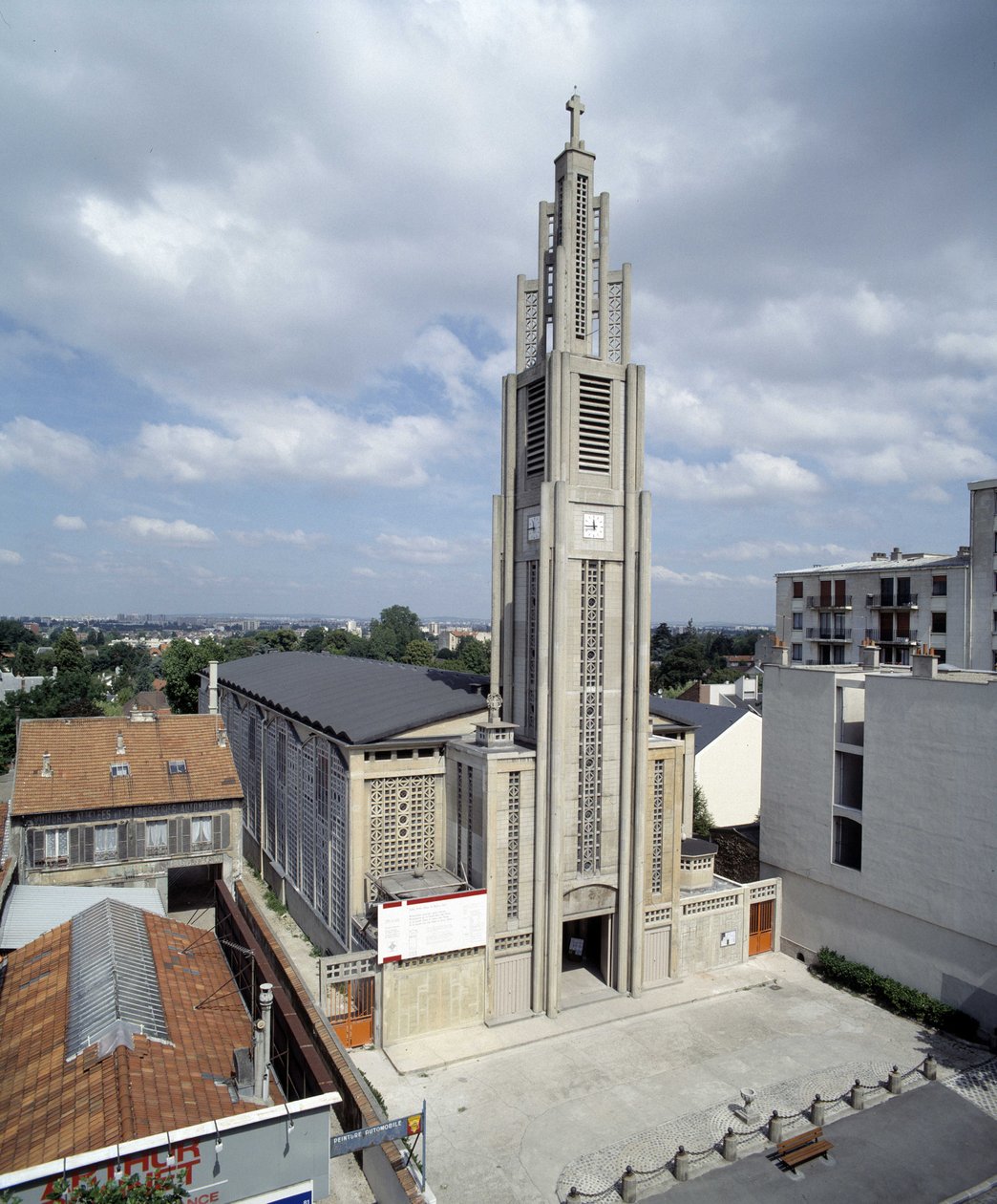 Notre Dame de Le Raincyn kirkon (Seine saint Denis) yleisnäkymä 1923 (kuva) tekijältä Auguste Perret