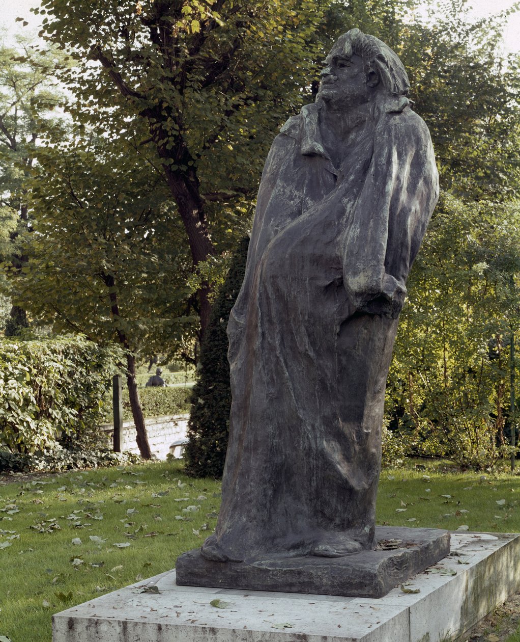 Monument Honore de Balzac (1799-1850) (pronssiveistos) tekijältä Auguste Rodin