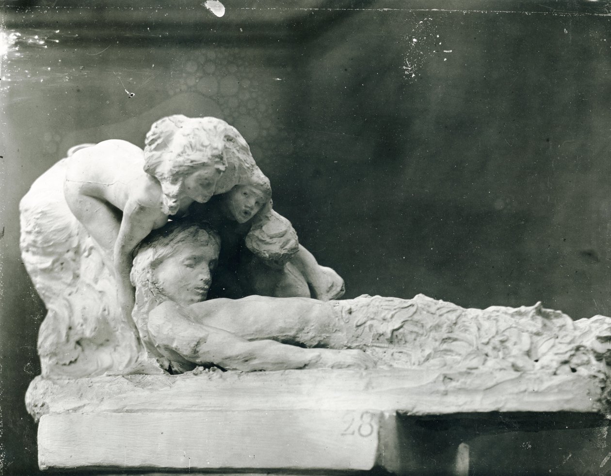 Runoilijan ylösnousemus (kipsi) tekijältä Auguste Rodin