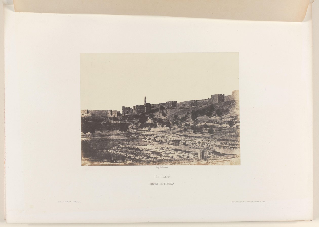 Birket-es-Soultan Basin Jerusalemin vanhan kaupungin muurin ulkopuolella Jerusalem. Birket-es-Soultan (otsikko esineessä) tekijältä Auguste Salzmann