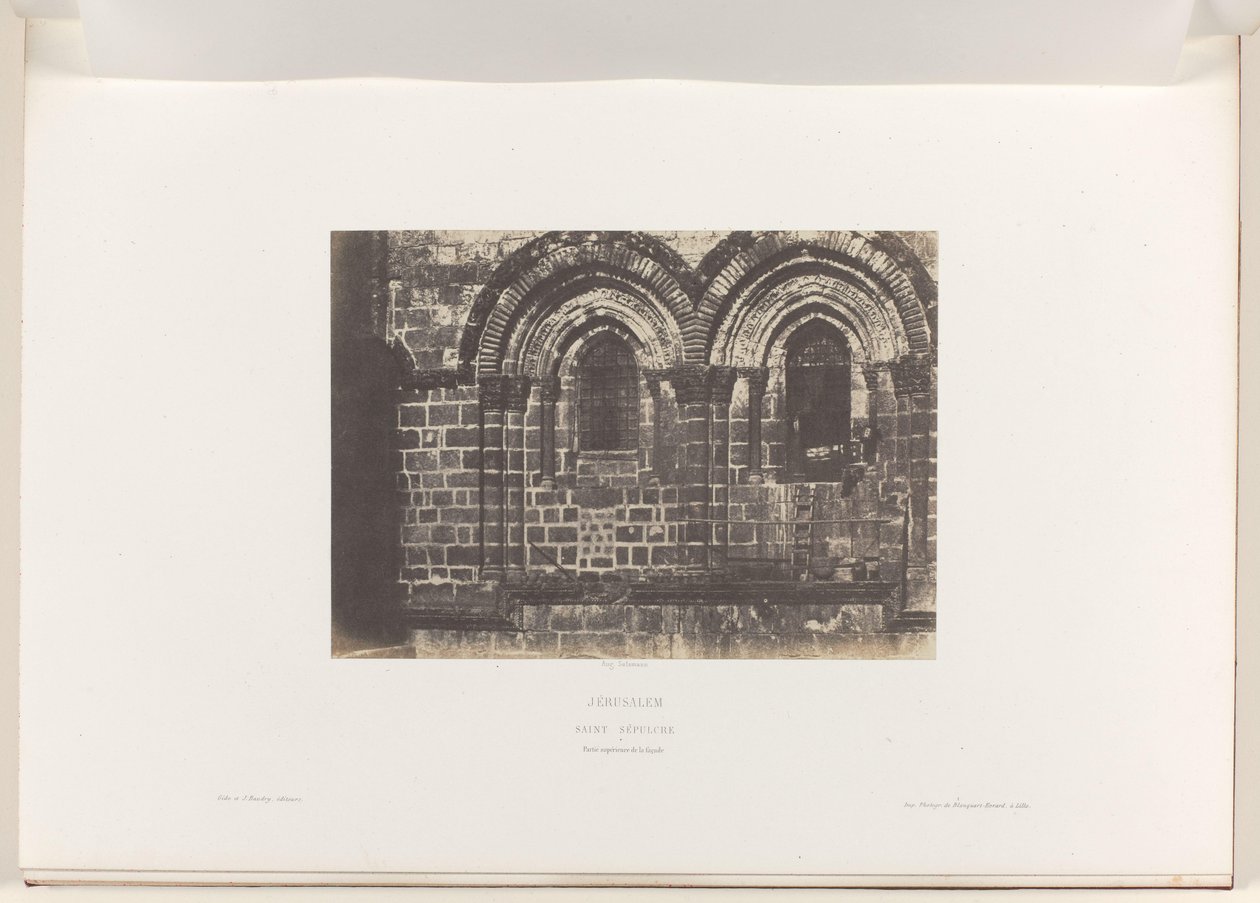 Yksityiskohta Jerusalemin Pyhän haudan kirkon julkisivusta Jerusalem. Pyhä hauta. Partie supérieure de la facade (otsikko esineessä) tekijältä Auguste Salzmann