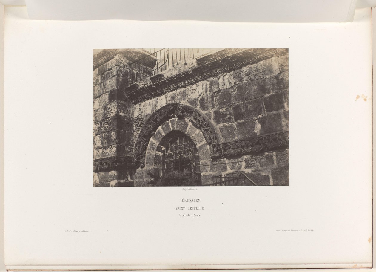 Yksityiskohta Jerusalemin Pyhän haudan kirkon ikkunasta Jerusalem. Pyhä hauta. Julkisivun tiedot (otsikko esineessä) tekijältä Auguste Salzmann