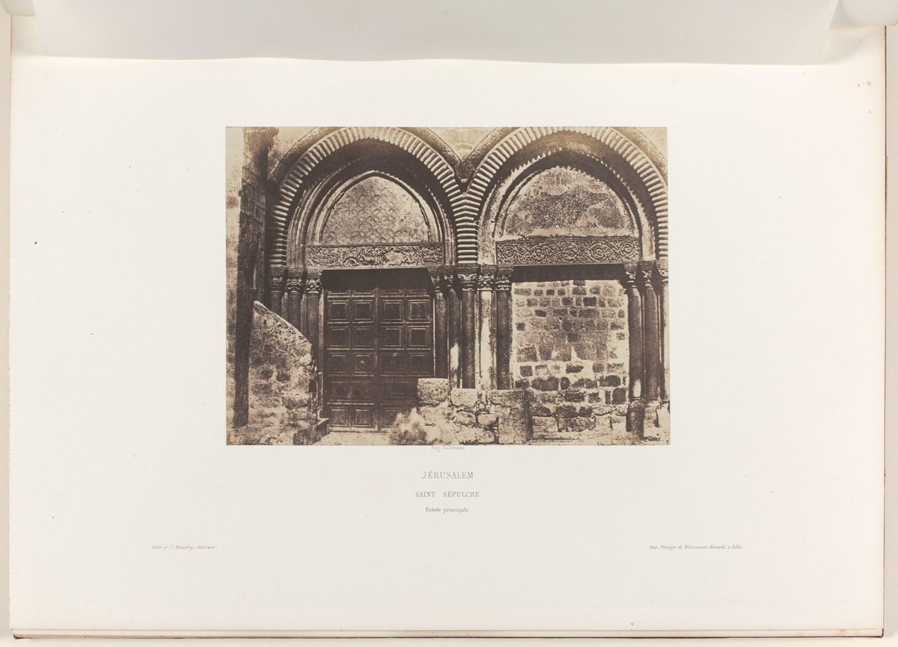 Jerusalemin Pyhän haudan kirkon pääportaali Jerusalem. Pyhä hauta. Sisäänkäynnin pääasiallinen (otsikko esineessä) tekijältä Auguste Salzmann