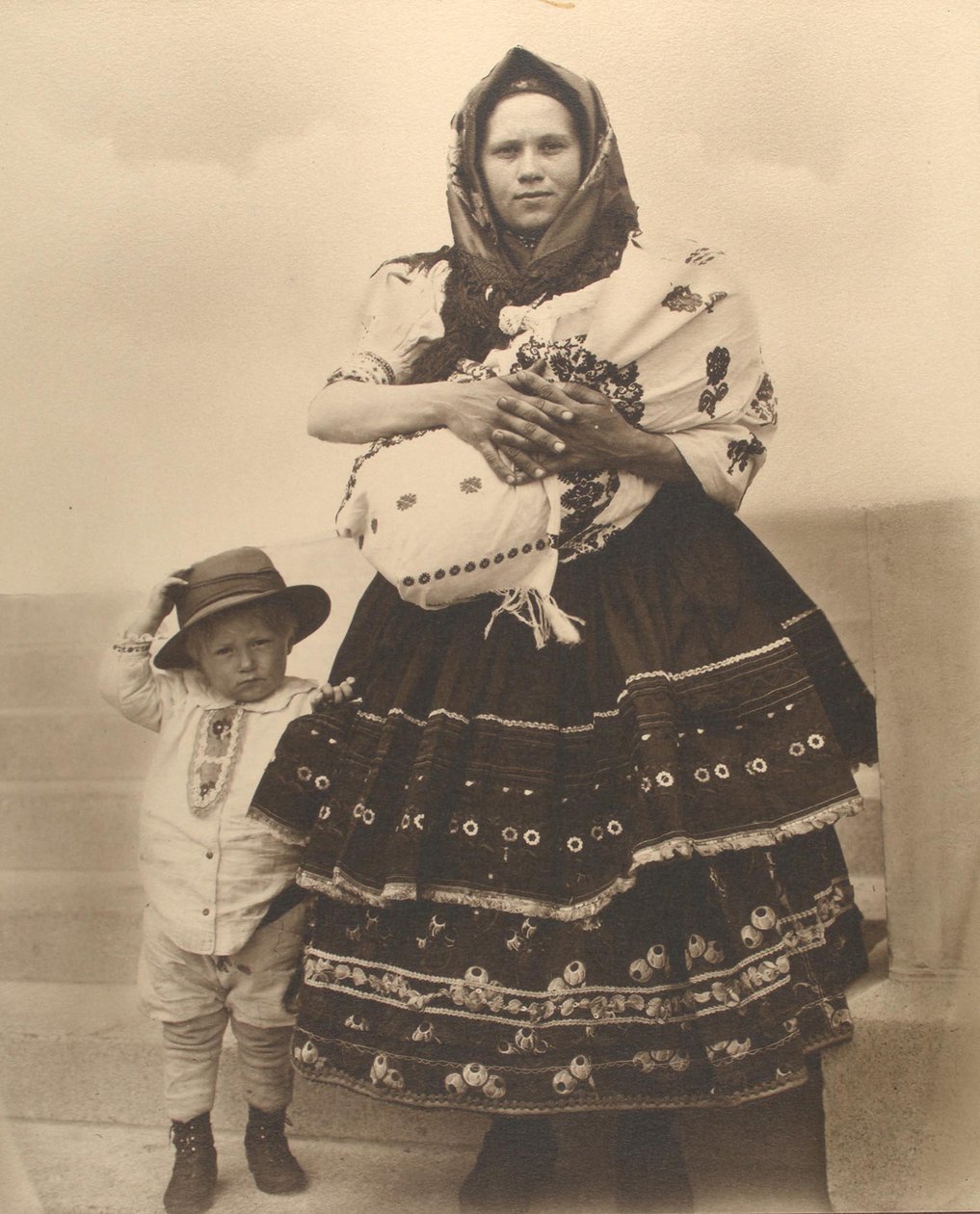Slovakialainen nainen ja lapset, n. 1910 tekijältä Augustus F. Sherman