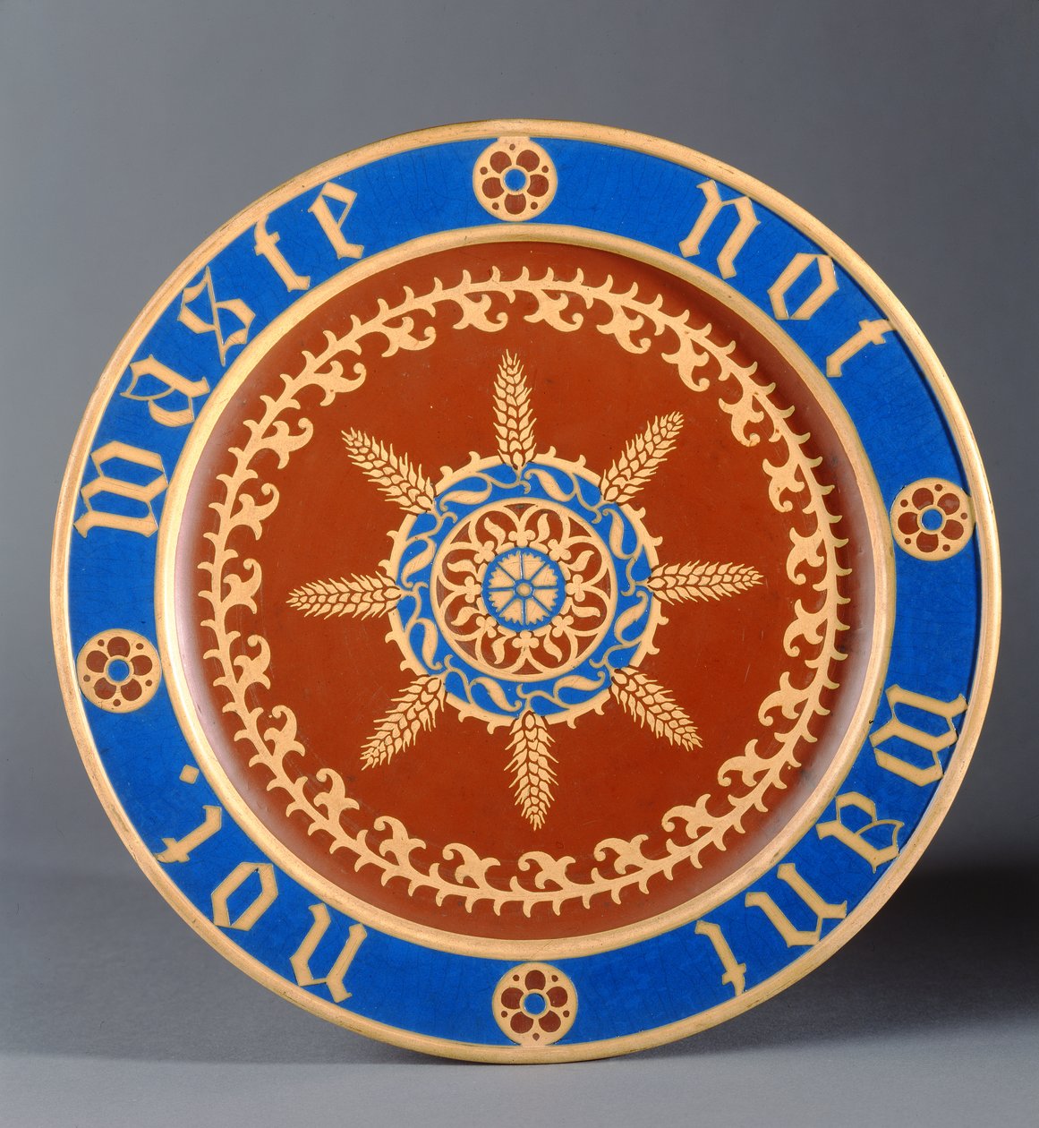 Leipälautanen, valmistaja Minton and Company, n. 1849 (keraaminen) tekijältä Augustus Welby Northmore Pugin