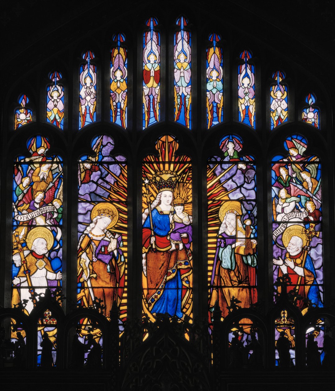 Apsiksen keskimmäinen ikkuna, Neitsyt ja lapsi pyhimysten kanssa, 1837 (lasimaalauksia). tekijältä Augustus Welby Northmore Pugin