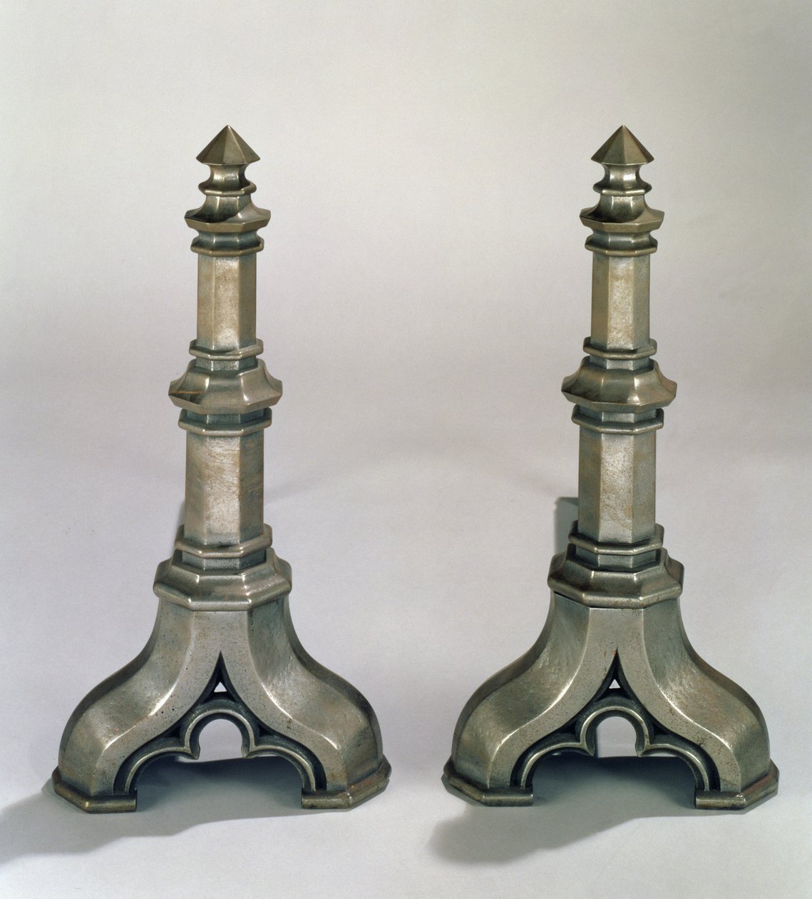 Goottilainen Andirons-pari, n. 1836 (valuteräs) tekijältä Augustus Welby Northmore Pugin