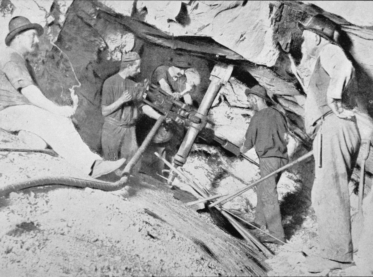 Gold Mining, Victoria, n. 1900, teoksesta Under the Southern Cross – Glimpses of Australia, julkaistu vuonna 1908 tekijältä Australian Photographer