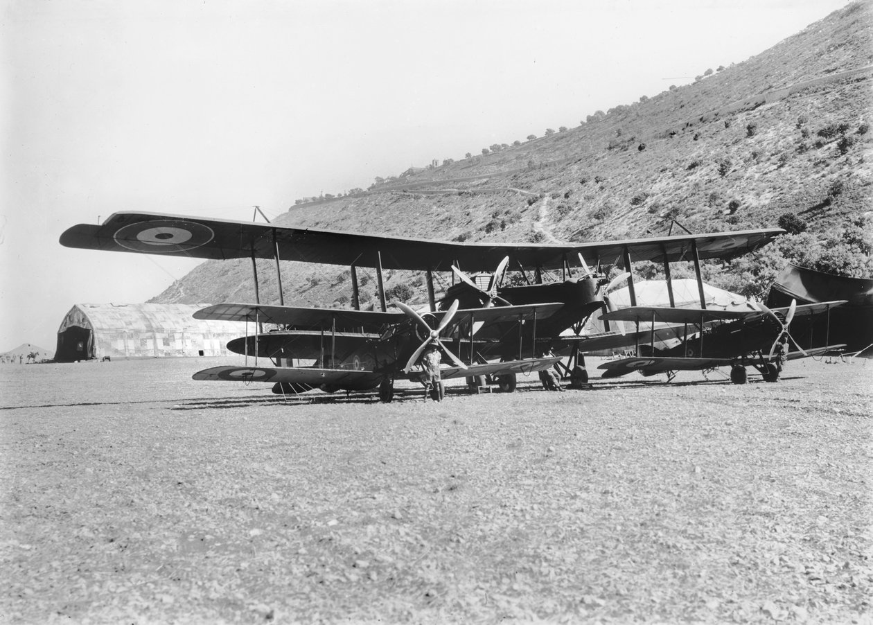 Handley-Page 0400 -lentokone joidenkin Bristol Fighter -hävittäjien kanssa Australian Flying Corpsin lentopaikalla Haifassa. Kapteeni Ross Macpherson Smith ohjasi usein tätä lentokonetta vuonna 1918 (bw kuva tekijältä Australian Photographer