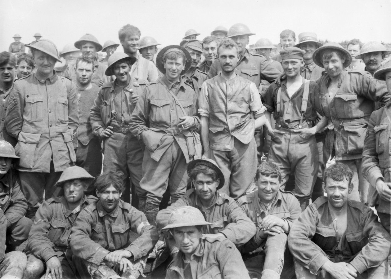 Ryhmä 46. Australian Jalkaväkipataljoonaa juuri sen jälkeen, kun se oli tullut jonosta Monument Woodin edustalle, jossa he olivat kokeneet erittäin ankarien taistelujen jakson, mikä osoitti tekijältä Australian Photographer
