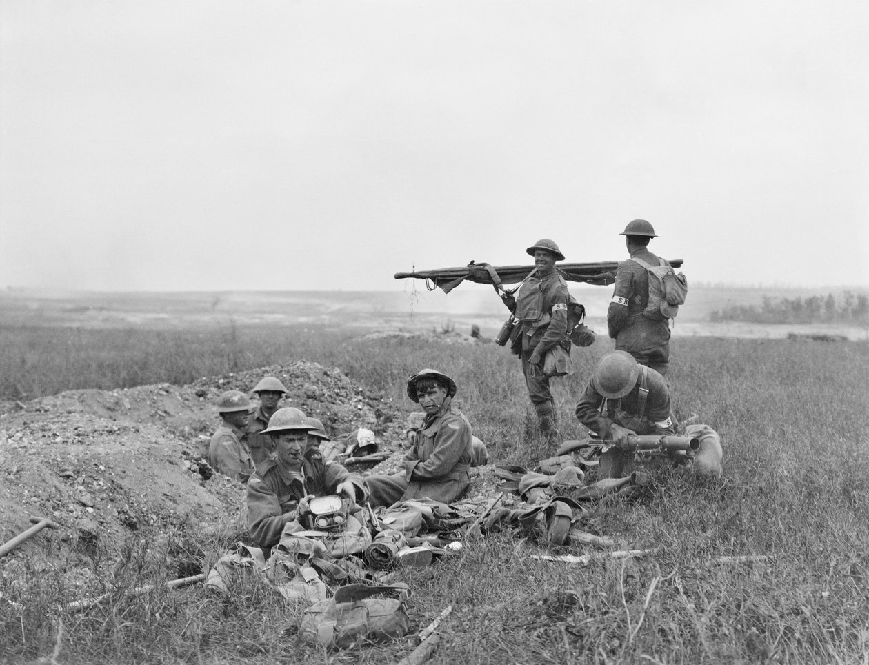 Kohtaus Hamelin taistelun aikana, jossa amerikkalaiset ja australialaiset paarien kantajat työskentelevät yhdessä etulinja-alueella jalkaväen ohittua, 4. heinäkuuta 1918 tekijältä Australian Photographer