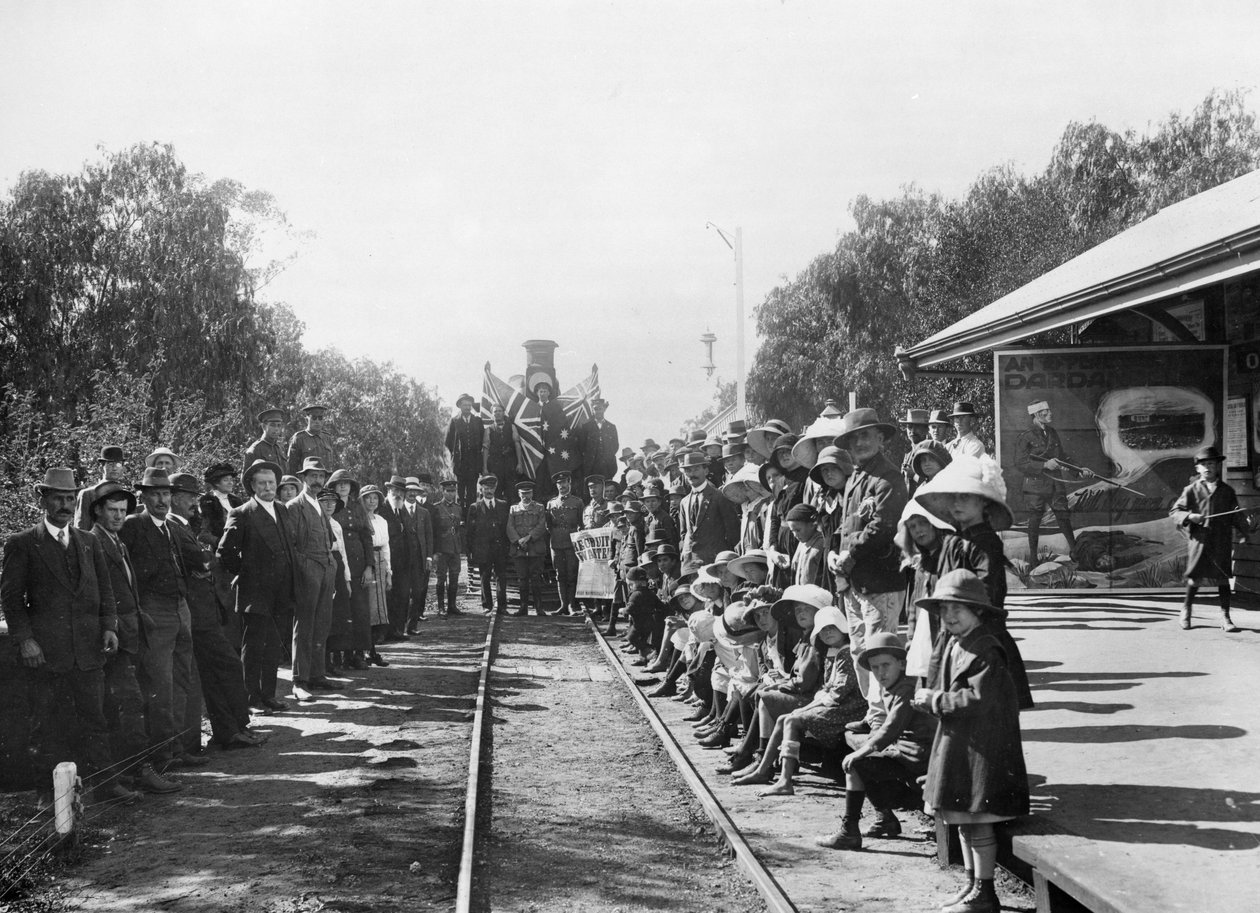 Kiertorekrytointijuna rautatieasemalla joidenkin kaupunkilaisten kanssa (Donor Queensland Recruiting Committee), Wallumbilla, Queensland, n. 1916 tekijältä Australian Photographer