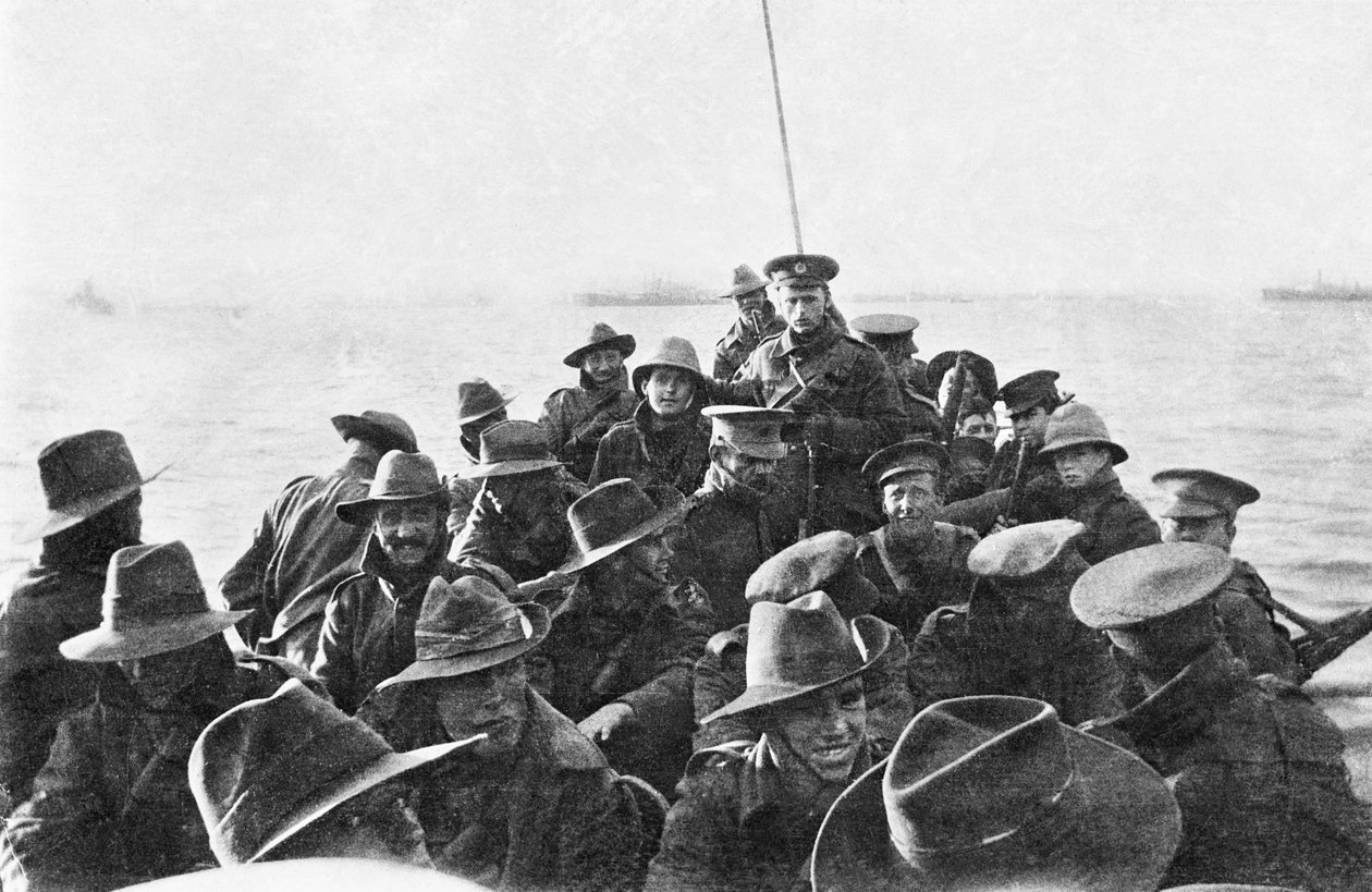 Näkymä pelastusveneestä, joka kuljettaa Australian 1. Divisional Signal Companyn tunnistamattomia miehiä, kun heitä hinataan kohti Anzac Covea kello 6.00 laskeutumispäivänä 25. huhtikuuta 1915 (bw-kuva tekijältä Australian Photographer