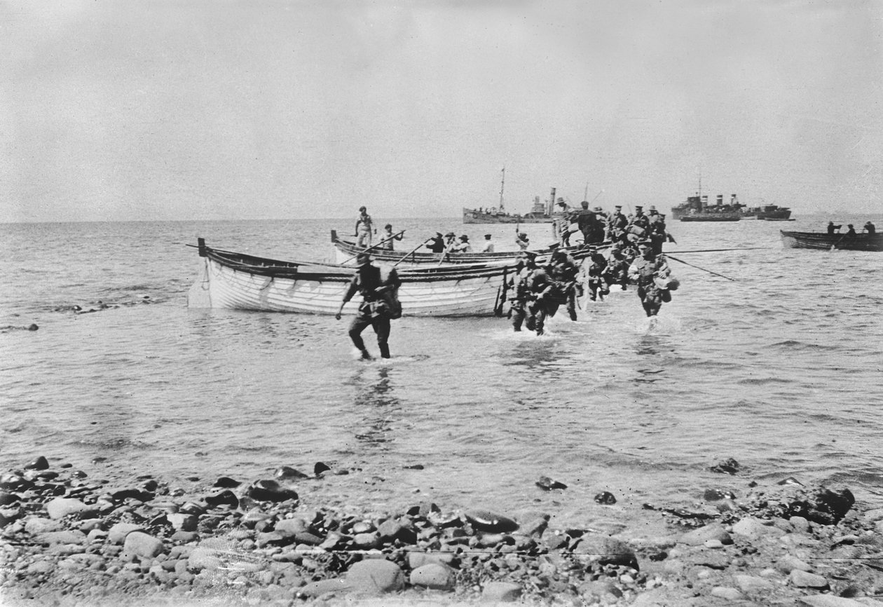 Australialaiset sotilaat kahlaamassa veden läpi tullessaan maihin Anzac Covessa, Gallipolissa 25. huhtikuuta 1915 sen jälkeen, kun heidät kuljetettiin maihinnousuveneissä taustalla olevilta suuremmilta aluksilta, 25. huhtikuuta 1915 ( tekijältä Australian Photographer