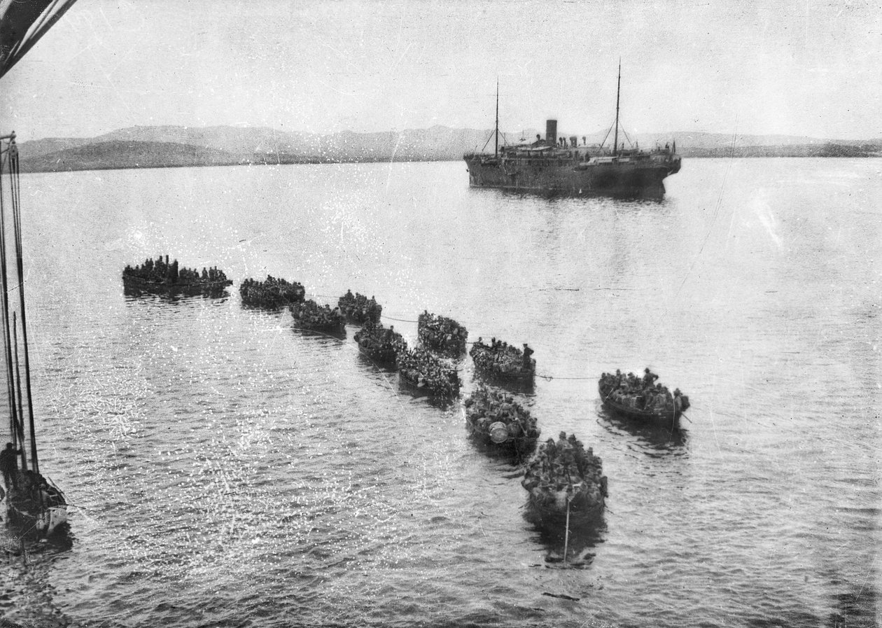 Australialaiset joukot hinataan maihin sytyttimillä laskeutuakseen Anzac Coveen, Gallipolissa. Taustalla kuljetusalus, 1915 tekijältä Australian Photographer