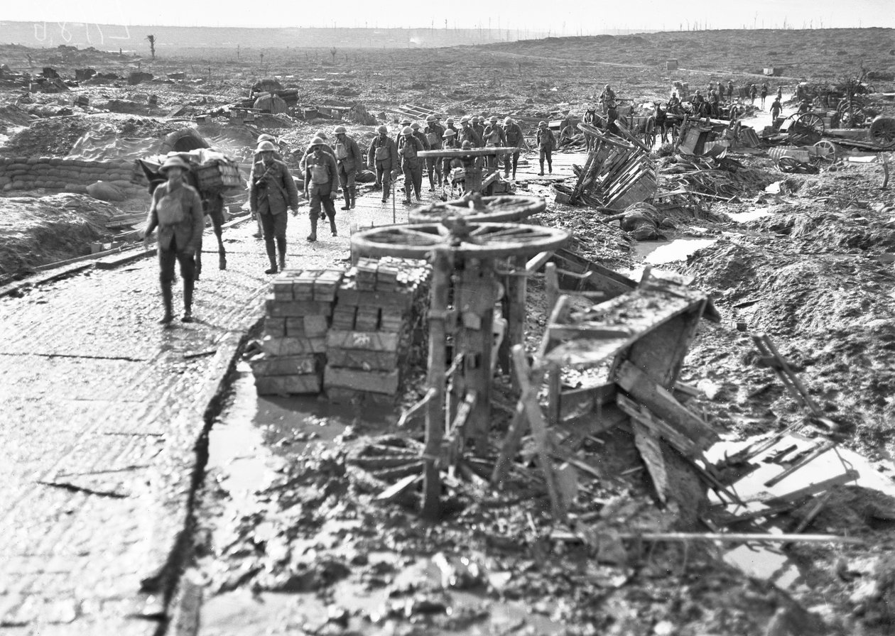 Australian joukot kulkevat Idiot Corneriin johtavaa rataa pitkin Westhoek Ridgessä, Ypres-sektorilla, 28. lokakuuta 1917 tekijältä Australian Photographer