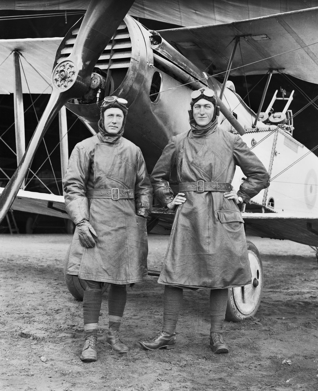Kapteeni Syd Addison Huonista Tasmaniasta ja luutnantti Hudson Fysh St Leonardsista Tasmaniasta, molemmat Australian Squadronin (Sqn) Australian Flying Corpsista, seisomassa Bristol F2B -hävittäjän edessä, 29. joulukuuta tekijältä Australian Photographer