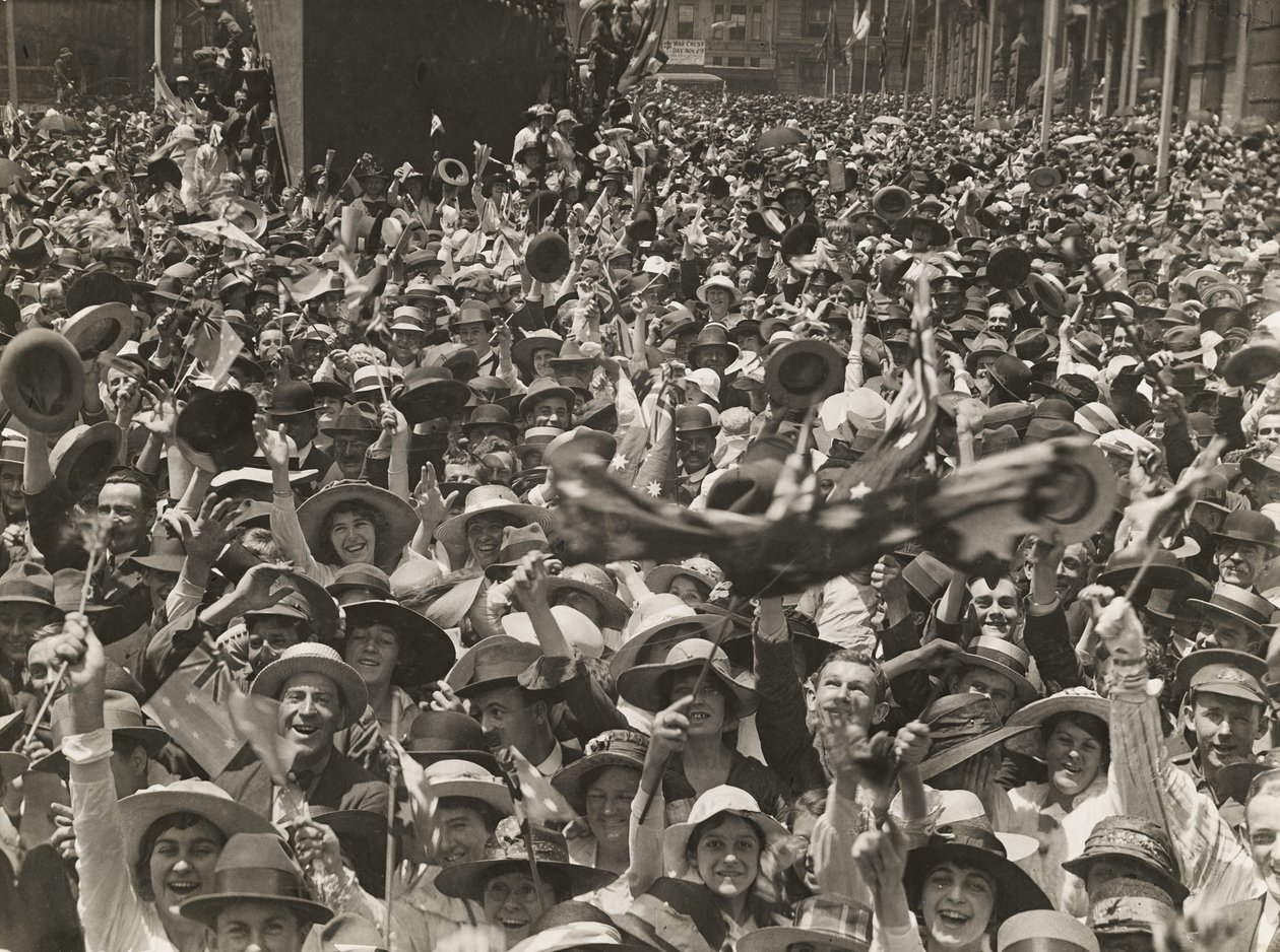 Yleisöä Martin Placessa Sydneyssä juhlimassa uutista aselevon allekirjoittamisesta 11. marraskuuta 1918 tekijältä Australian Photographer