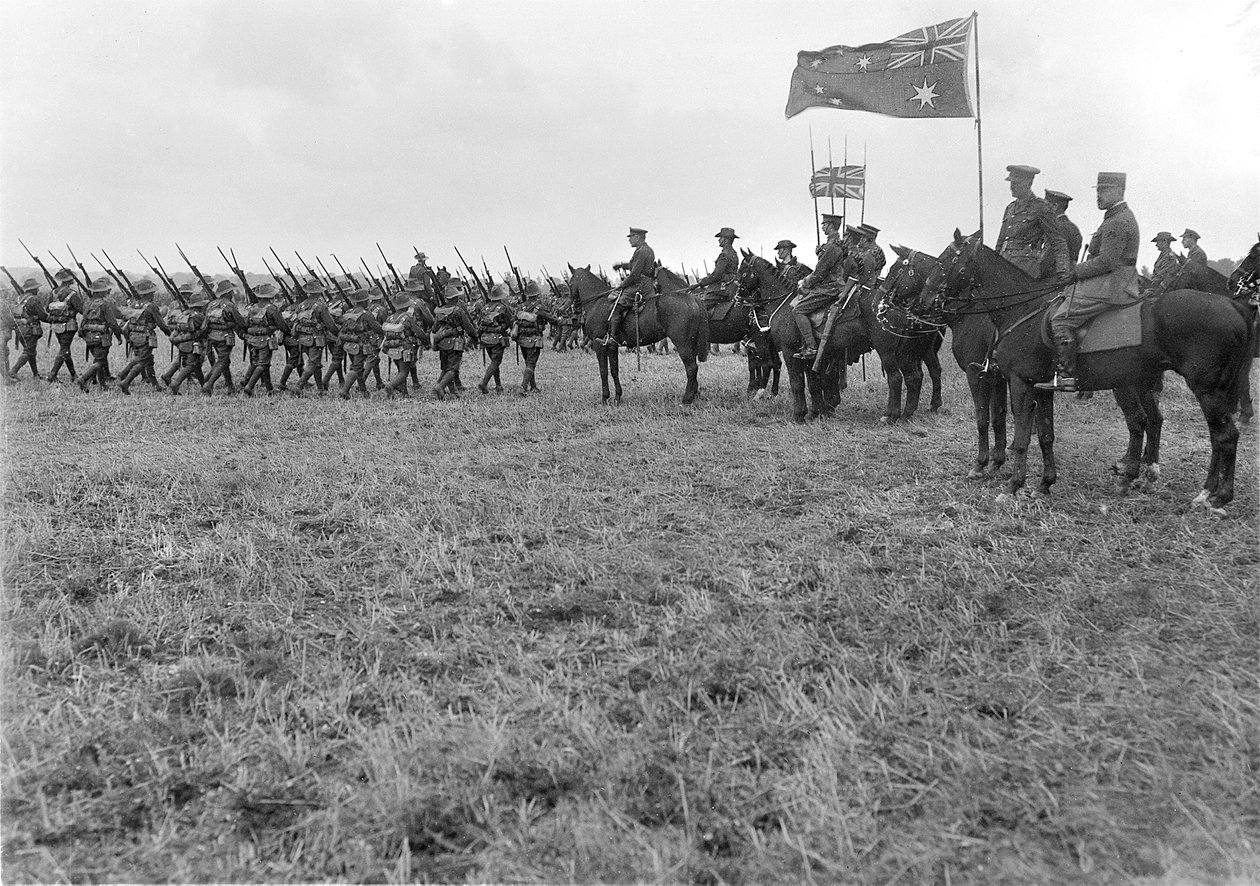 Kenttämarsalkka Sir Douglas Haig tarkastelemassa 5. Australian-divisioonaa Ebblinghemissä 29. elokuuta 1917 tekijältä Australian Photographer