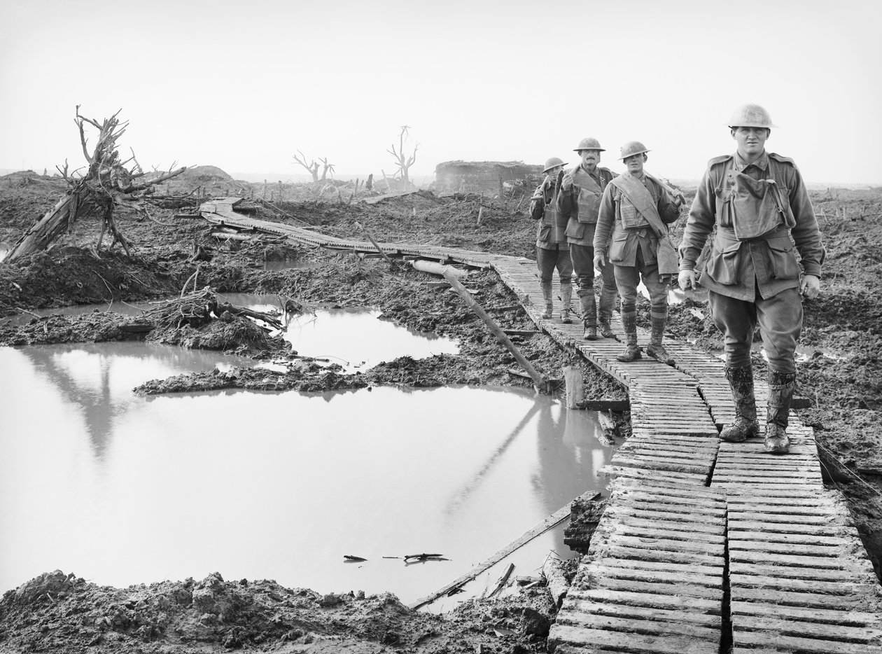 Neljä australialaista sotilasta kävelemässä pitkospuurataa pitkin Tokiossa, lähellä Zonnebekeä, Ypres-sektorilla, yli osan maasta, jonka australialaiset vangitsivat kolmannen taistelun taistelussa. tekijältä Australian Photographer