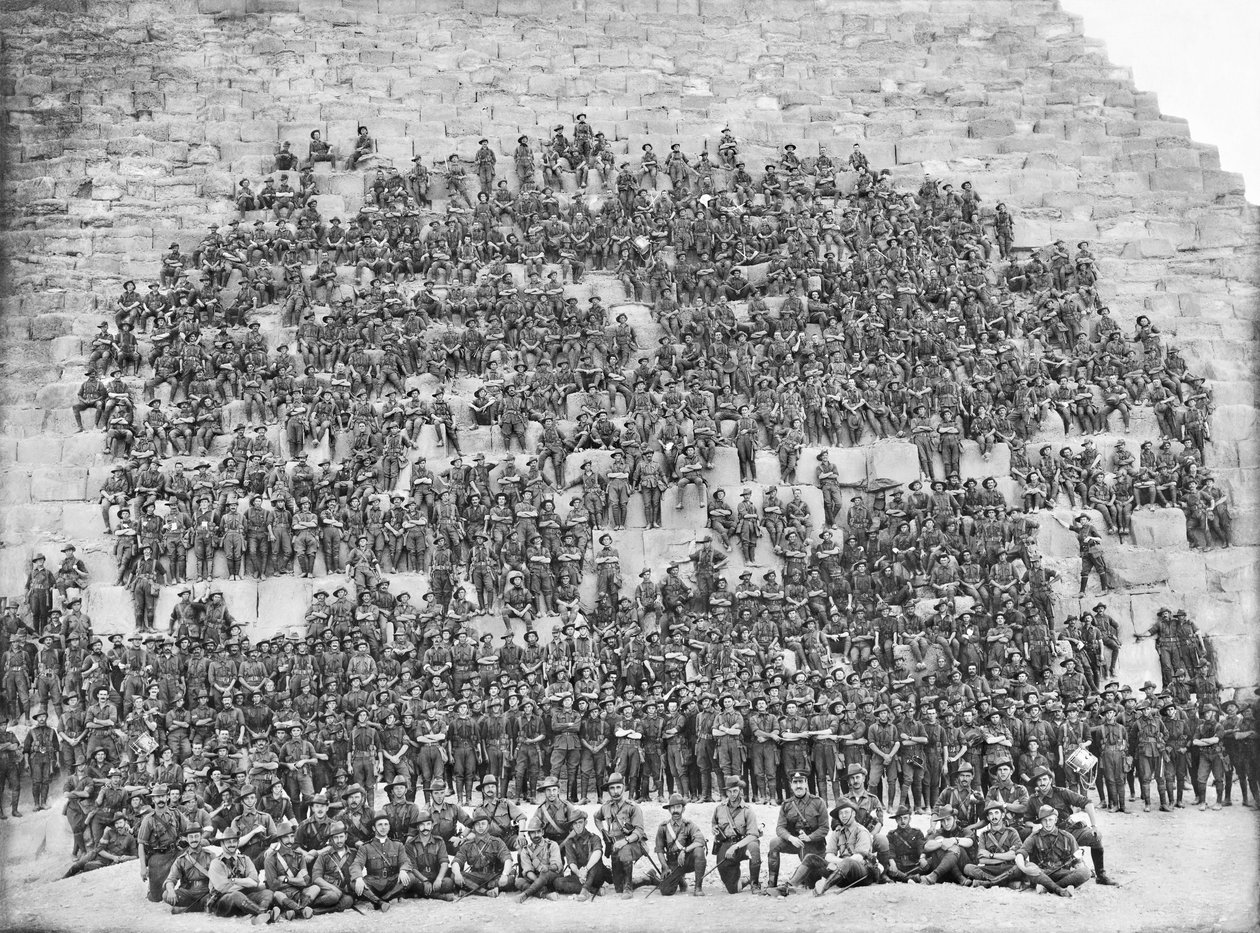 Ryhmäkuva kaikista alkuperäisistä upseereista ja miehistä, 11. pataljoona, 3. prikaati, AIF, 10. tammikuuta 1915 tekijältä Australian Photographer