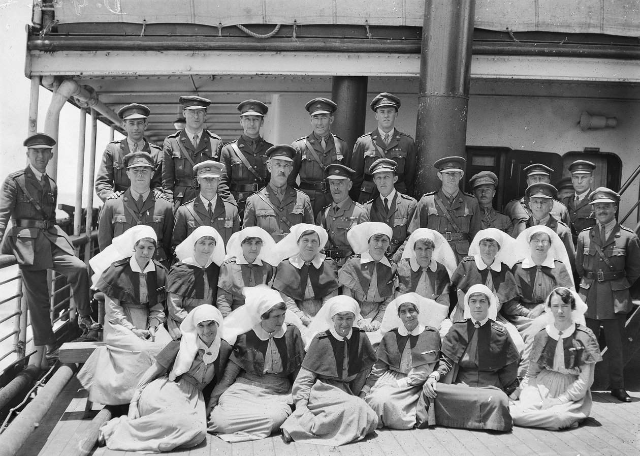 Ryhmäkuva HMAT Wahehen vanhemmista lääkäreistä ja henkilökunnasta paluumatkalla Australiaan, syyskuu 1919 - lokakuu 1919 tekijältä Australian Photographer