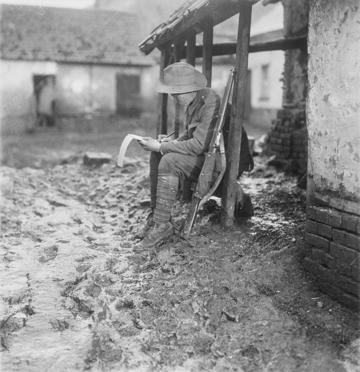 Aihioissa Flessellesissä. Australian 2. pataljoonan jäsen, joka jatkaa kirjeenvaihtoaan 17.-30.11.1916 tekijältä Australian Photographer