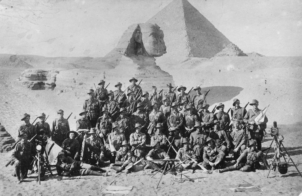 Epävirallinen ryhmäkuva Australian jalkaväen signaalikoulusta sfinksin ja pyramidin edessä. Signalointilaitteet ovat etualalla, n. 1915 tekijältä Australian Photographer