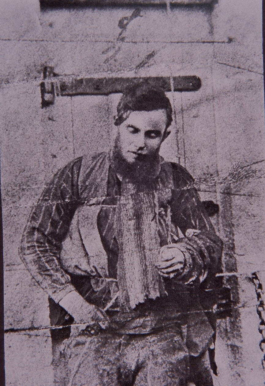 Kelly Gangin jäsen Joe Byrne ryöstettiin kuoleman jälkeen, 29. kesäkuuta 1880 (m/v kuva) tekijältä Australian Photographer