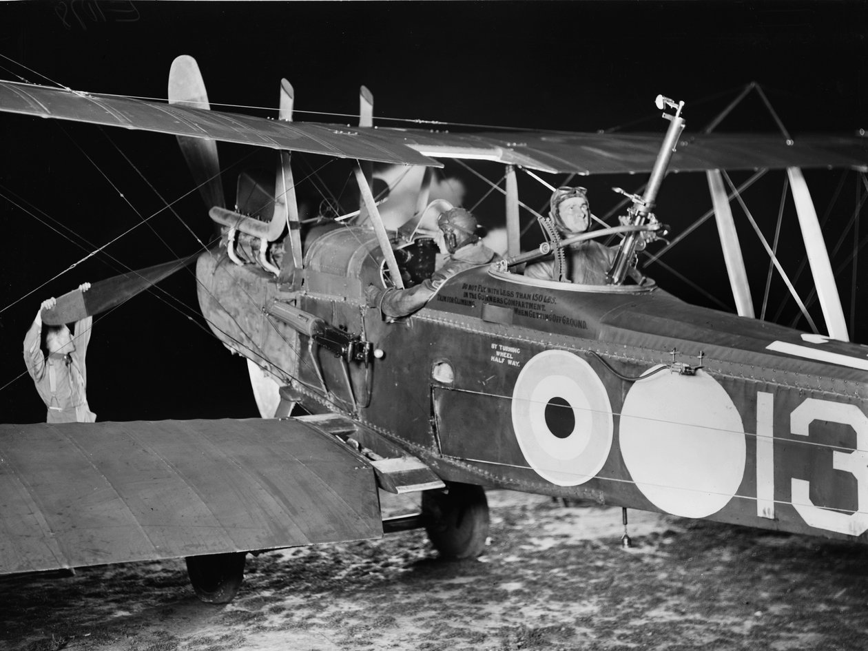 Luutnantti Stanley George Brearley, lentäjä ja luutnantti Robert Harold Taylor, tarkkailija, 69 Squadron (Australia), Royal Flying Corps (RFC) aloittamassa yöpommioperaatiota hehtaarilta tekijältä Australian Photographer