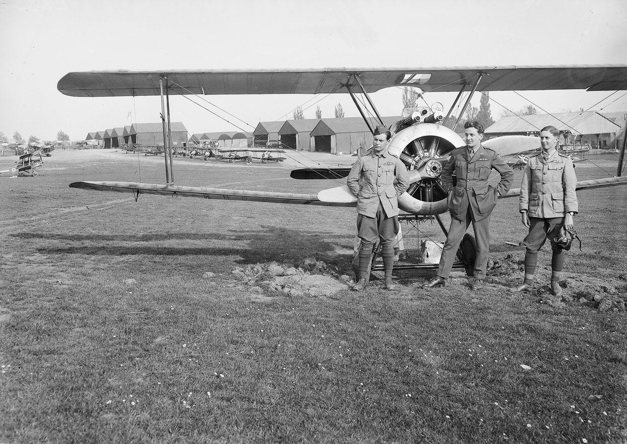 Luutnantit Jack Henry Weingarth (vasemmalla), Roy George Smallwood (keskellä) ja Vincent George Sheppard, Australian Flying Corpsin laivue nro 4, seisovat yhden Sopwith Camel -lentueen edessä tekijältä Australian Photographer