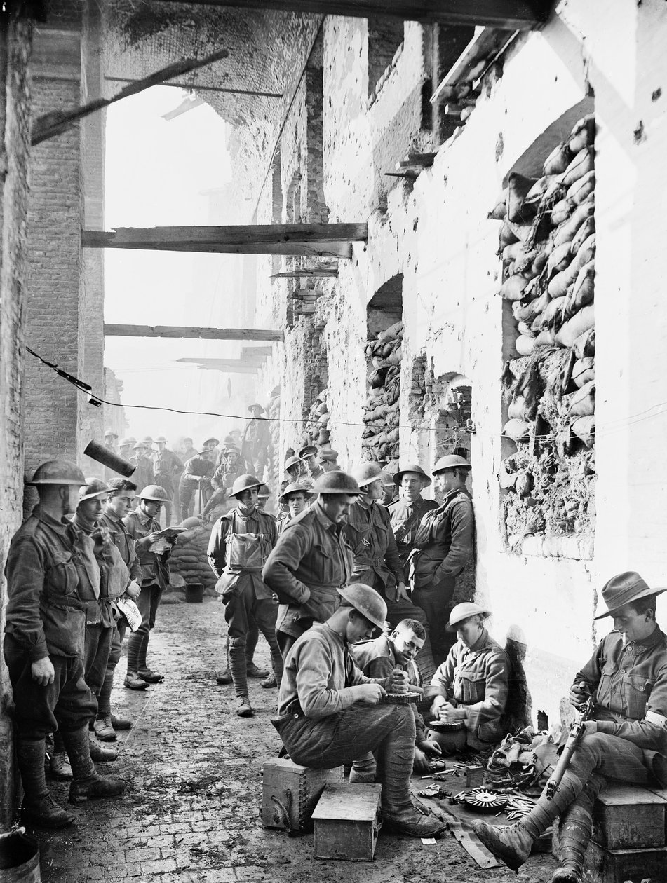 2. Australian Jalkaväkipataljoonan jäsenet aihioidensa ulkopuolella Ypresin ratsuväen kasarmissa, 1. marraskuuta 1917 tekijältä Australian Photographer