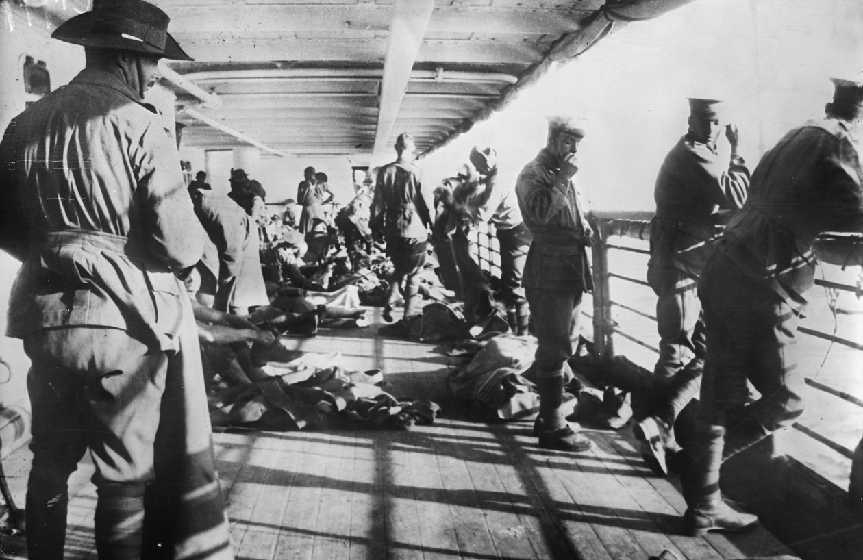 3. pataljoonan miehet rentoutumassa kuljetus-SS Derfflingerin kannella juuri ennen reveilleä aamulla ennen laskeutumista Anzac Coveen, 24. huhtikuuta 1915 tekijältä Australian Photographer