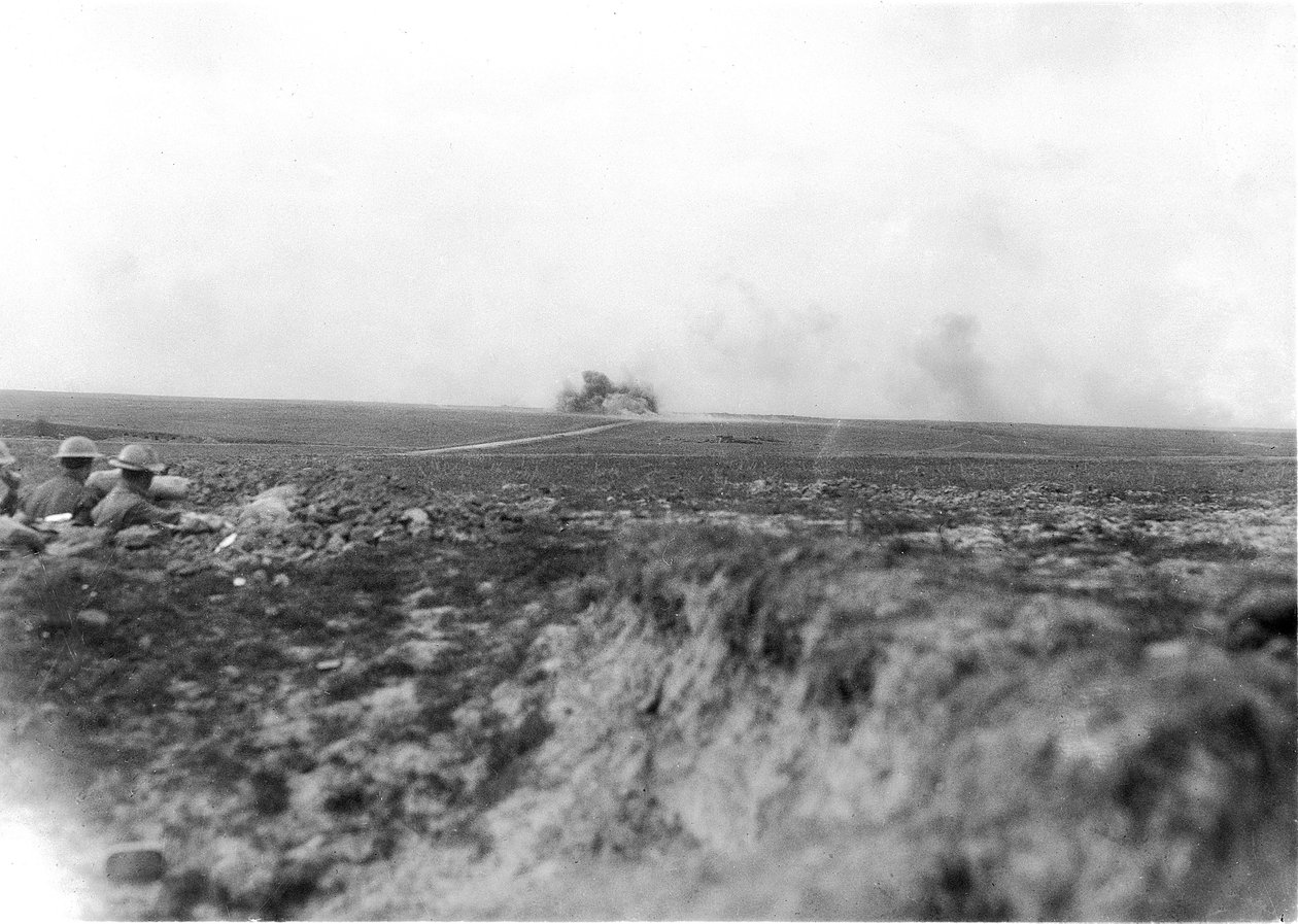 Tarkkailijat (vasemmalla) katsomassa Australian tykistöä pommitessaan saksalaisia Hindenburgin linjalla 27. toukokuuta 1917 tekijältä Australian Photographer