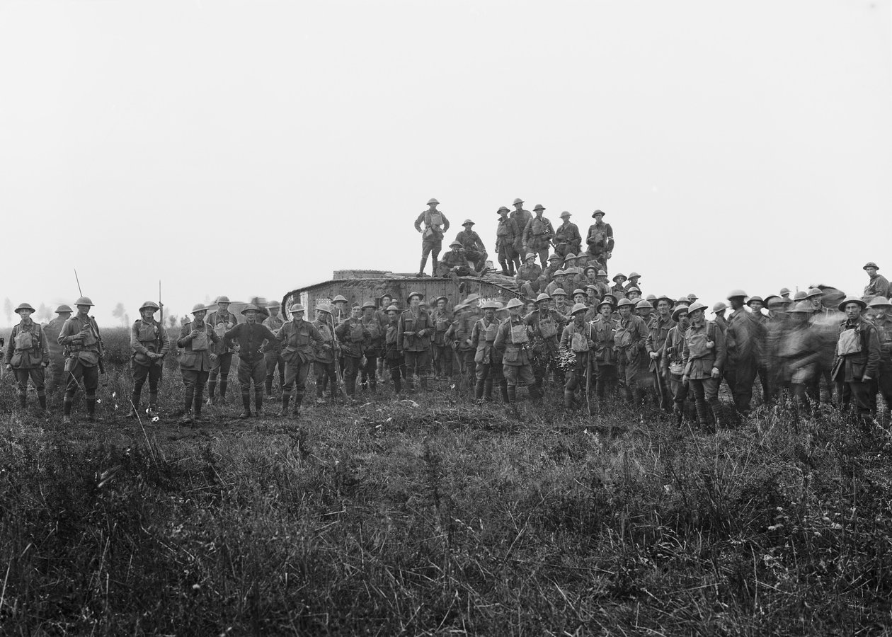 Ulkona ryhmämuotokuva panssarimiehistöstä ja joistakin 5. Australian jalkaväkiprikaatin jäsenistä, 8. elokuuta 1918 tekijältä Australian Photographer