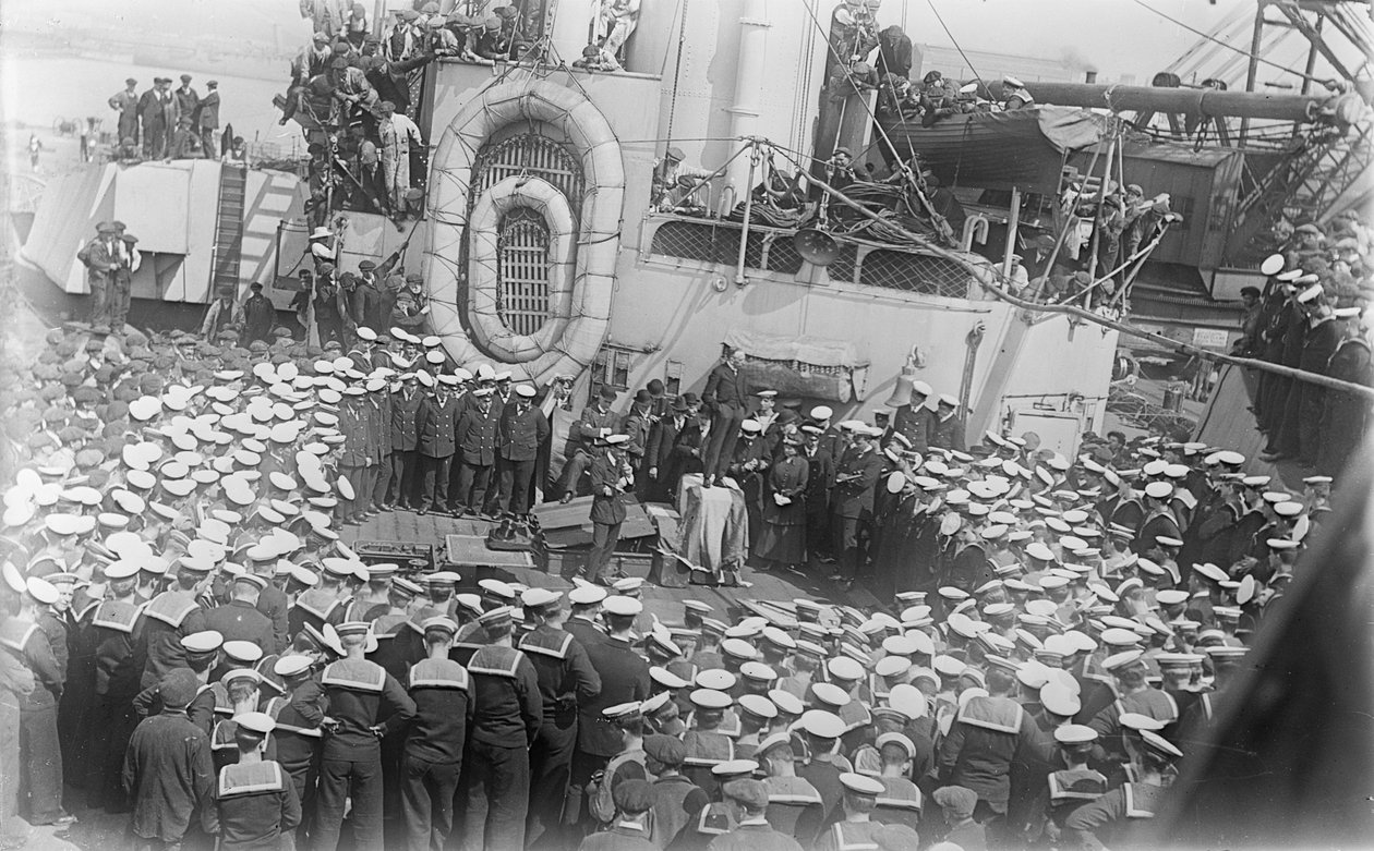 Merimiehet väkevät Australian pääministerin Hon William Morris (Billy) Hughesin ympärille, kun hän puhuu heille HMAS Australian kannella Devonin telakalla Englannissa 21. toukokuuta 1916. tekijältä Australian Photographer