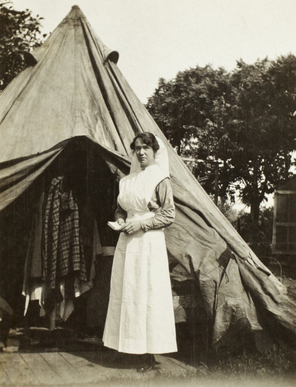 Sisar Ada Smith 2. Australian uhrien selvitysasemalta lähellä Steenwerckiä, Trois Arbres, Ranska, 1916 tekijältä Australian Photographer