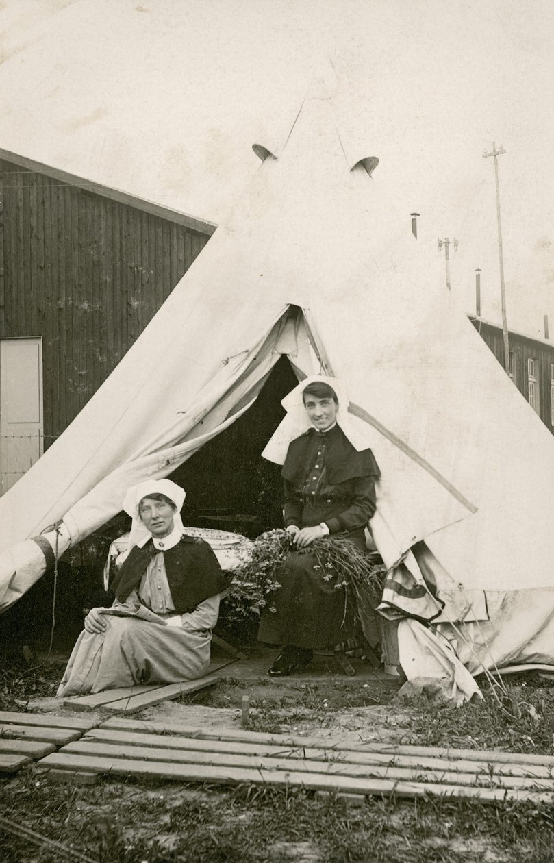 Sisar Eleanor Wibmer Jeffries ja sisar Nellie Constance Morrice (oikealla) telttansa ulkopuolella Australian yleissairaalassa nro 3 kukkien kanssa, jotka on poimittu Sommen rannalta, n. kesäkuuta 1917 (bw kuva tekijältä Australian Photographer