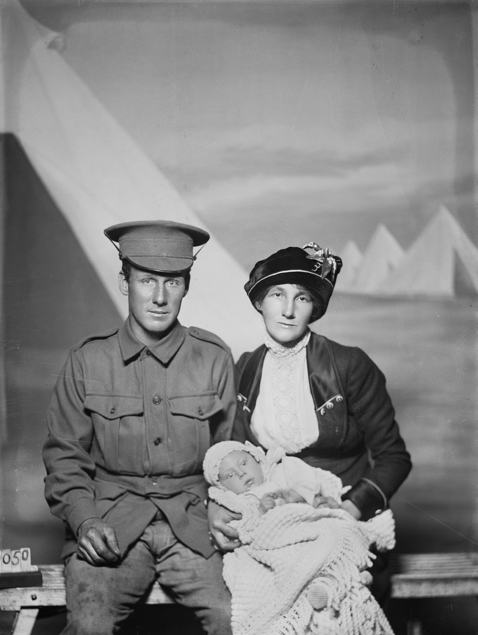 Studiomuotokuva 1159 Private (Pte) George Beamish Swantonista, Australian 24. pataljoona, Werribee, Victoria, vaimonsa Nellien ja nuoren vauvan, Joan Helenin, kanssa. toukokuuta 1915 tekijältä Australian Photographer