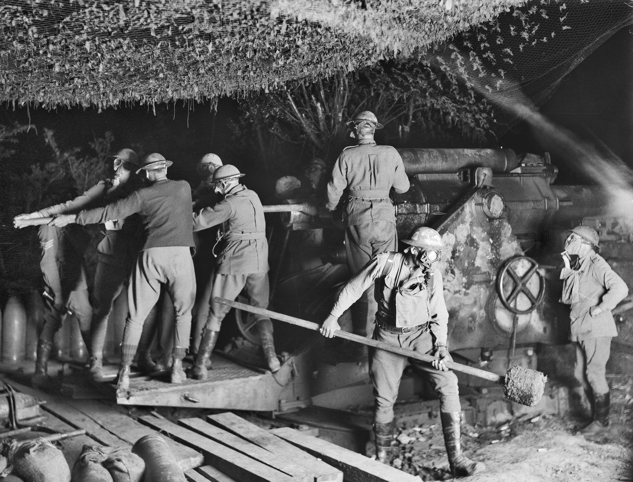 2. Australian Siege Battery (55. Australian Siege Artillery Battery) työskenteli 9,2 tuuman haupitsilla kaasunaamareissaan Voormezeelen hyökkäyksen aikana 15. syyskuuta 1917 tekijältä Australian Photographer