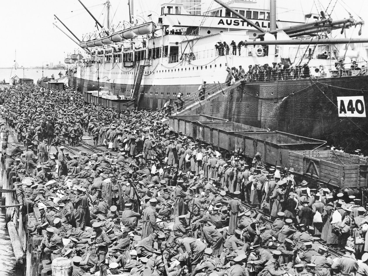 Joukot nousevat satamaan Melbournessa A40 HMAT Ceramicilla, 1915 tekijältä Australian Photographer