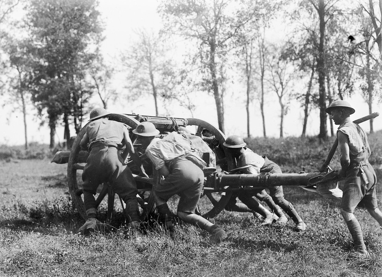 Tuntemattomat 7. prikaatin jäsenet, Australian Field Artillery, vetämässä yhden aseistaan Gressaire Woodin lähelle auttaakseen 9. jalkaväkiprikaatin hyökkäystä Bray-sur-Sommen lähellä 22. elokuuta tekijältä Australian Photographer