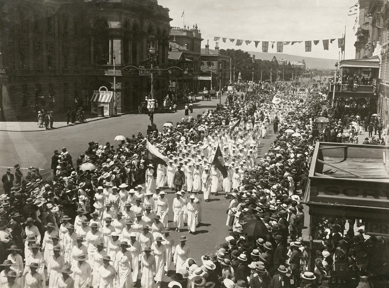 Naiset pitävät rauhanpäivämarssia King William Streetillä, Adelaidessa, Etelä-Australiassa, marraskuussa 1918 tekijältä Australian Photographer