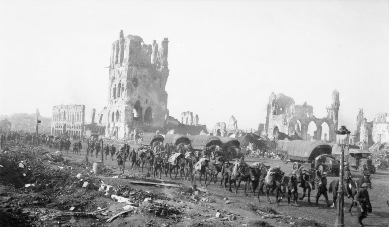 Ypres, Belgia. 18. lokakuuta 1917. Pakkaa muulit hankkimaan tarvikkeita jalkaväen mukana. Huomaa taustalla olevat kuoren vahingoittuneet rakennukset, 18. lokakuuta 1917 tekijältä Australian Photographer