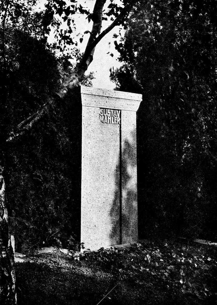 Näkymä Gustav Mahlerin hautakivestä tekijältä Austrian Photographer