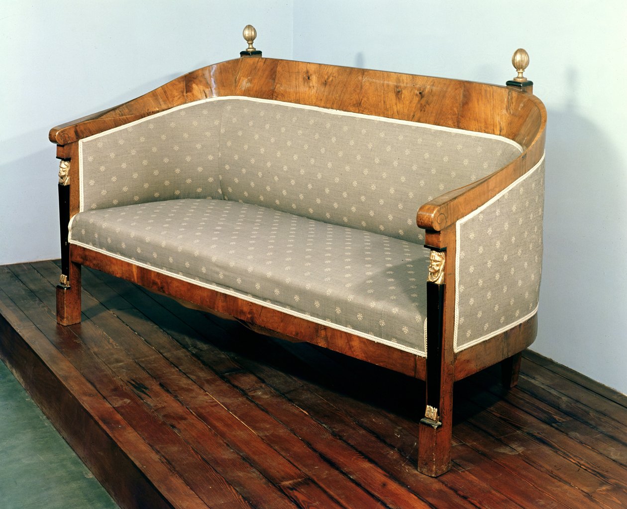 Sohva, biedermeier-tyylinen, n. 1820 (hedelmäpuu, eebenpuu ja kullattu koristelu) tekijältä Austrian School