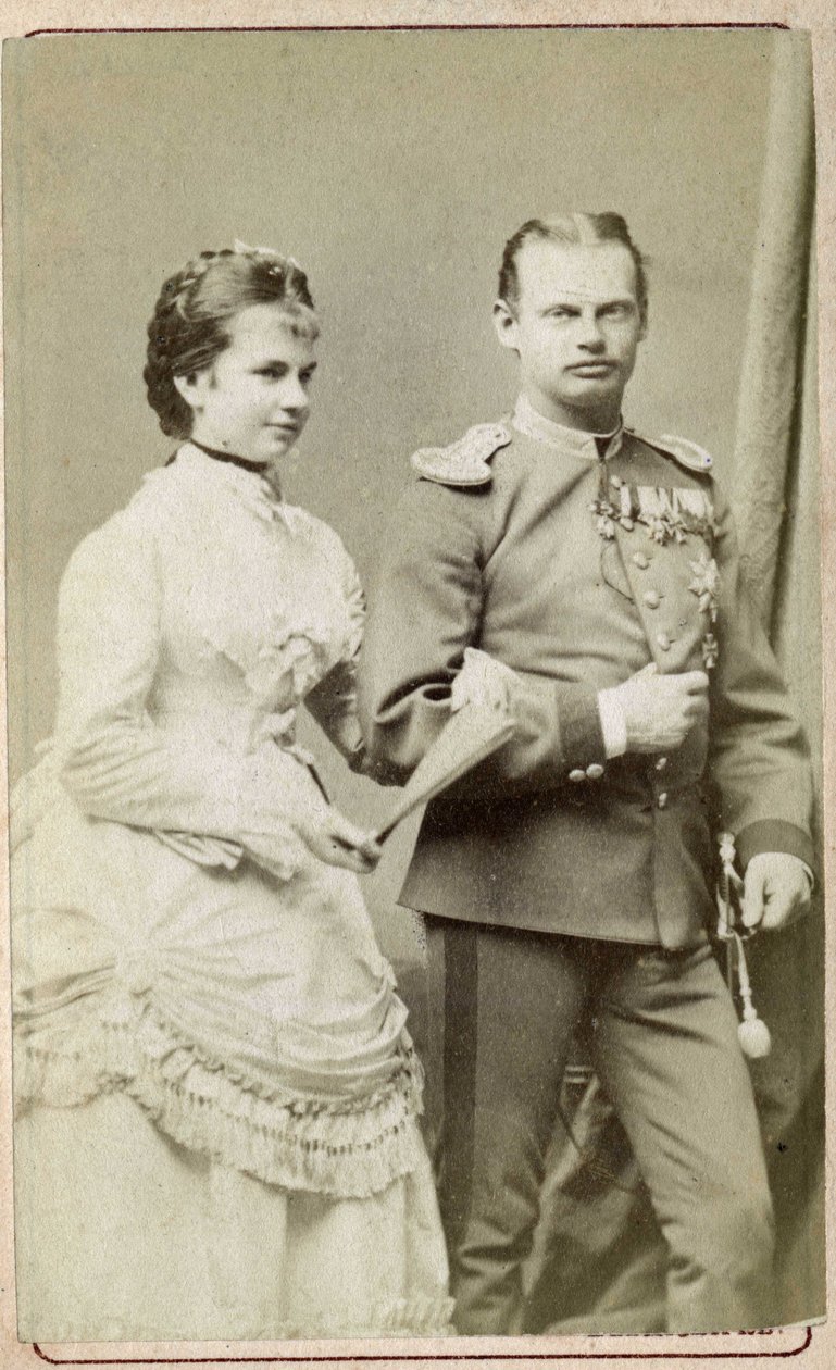 Muotokuva Gisele Louise Mariesta, Itävallan arkkiherttuattaresta ja Bavieren prinsessasta (1856-1932) Bavieren prinssi Leopoldin (1846-1930) kanssa. Valokuvakokoelma "" Menneen vuoden sotilaille"". tekijältä Austrian Photographer
