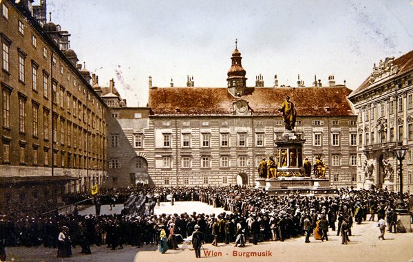 Bändi soittaa Wienin keisarillisen linnan pihalla, n. 1905 (värilitho) tekijältä Austrian School