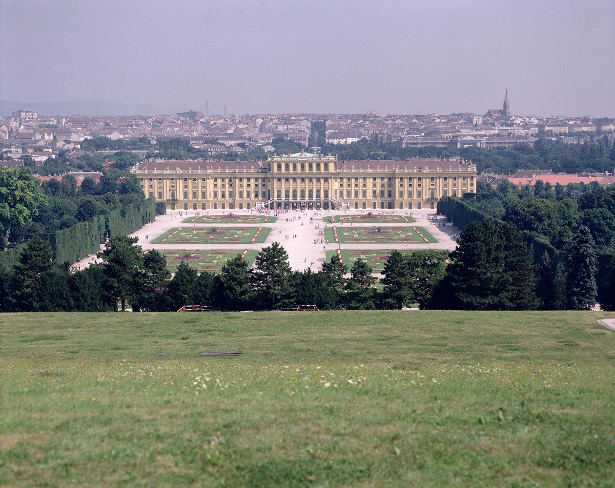 Schonbrunnin palatsi, valmistunut 1711 tekijältä Austrian School