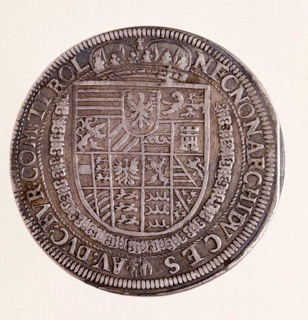 Hopeinen kolikko (taleri) Tirolista: keisari Rudolf II:n (Rodolph II) hallituskausi (1552-1612). Halkaisija 4 cm Napoli, Museo Archeologico Nazionale. tekijältä Austrian School